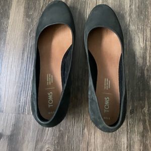 Toms Black Rounded Leather Pumps with Wood Heel